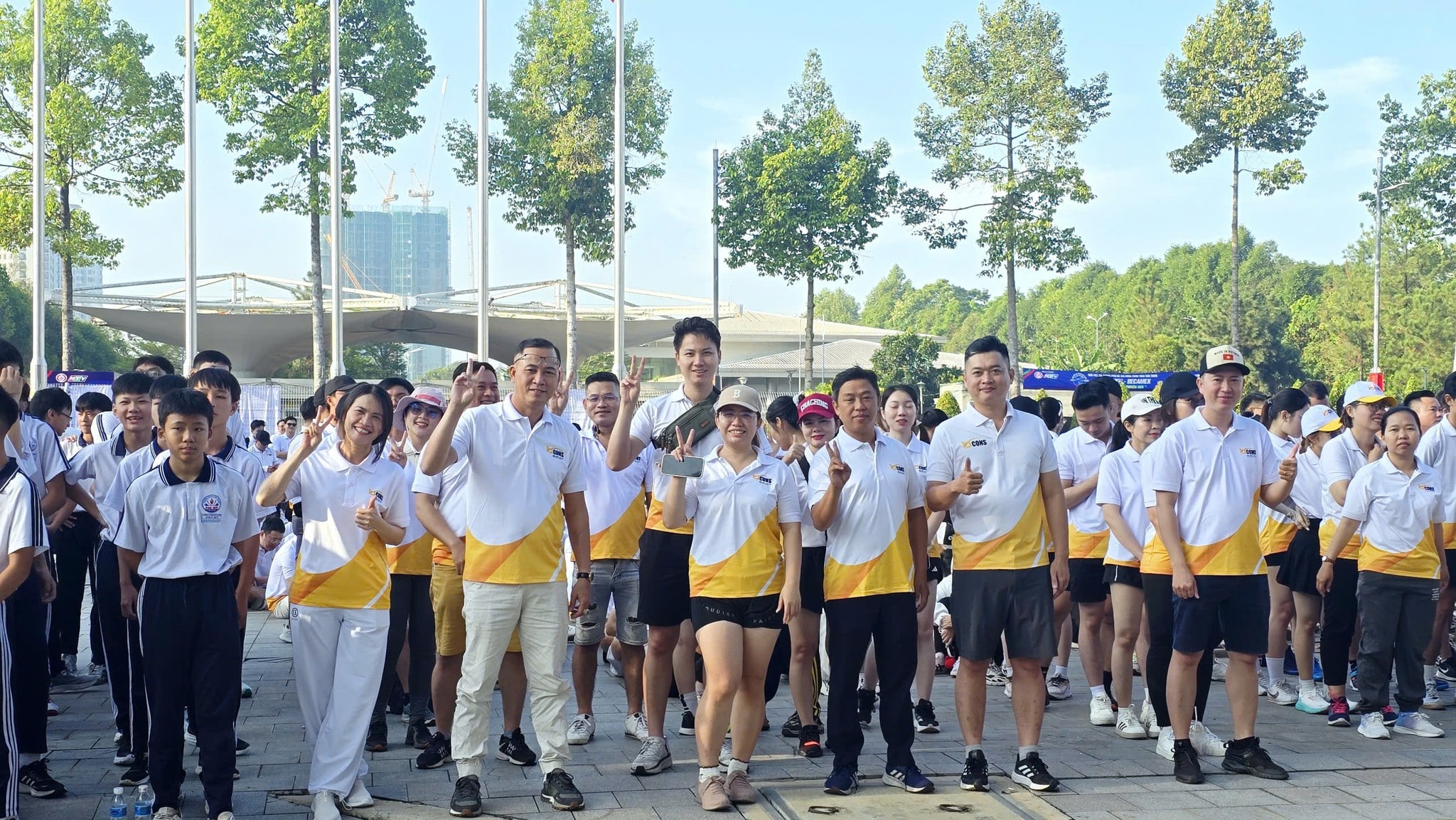 Ảnh: Nhân viên Sao Việt hào hứng cho giải việt dã.