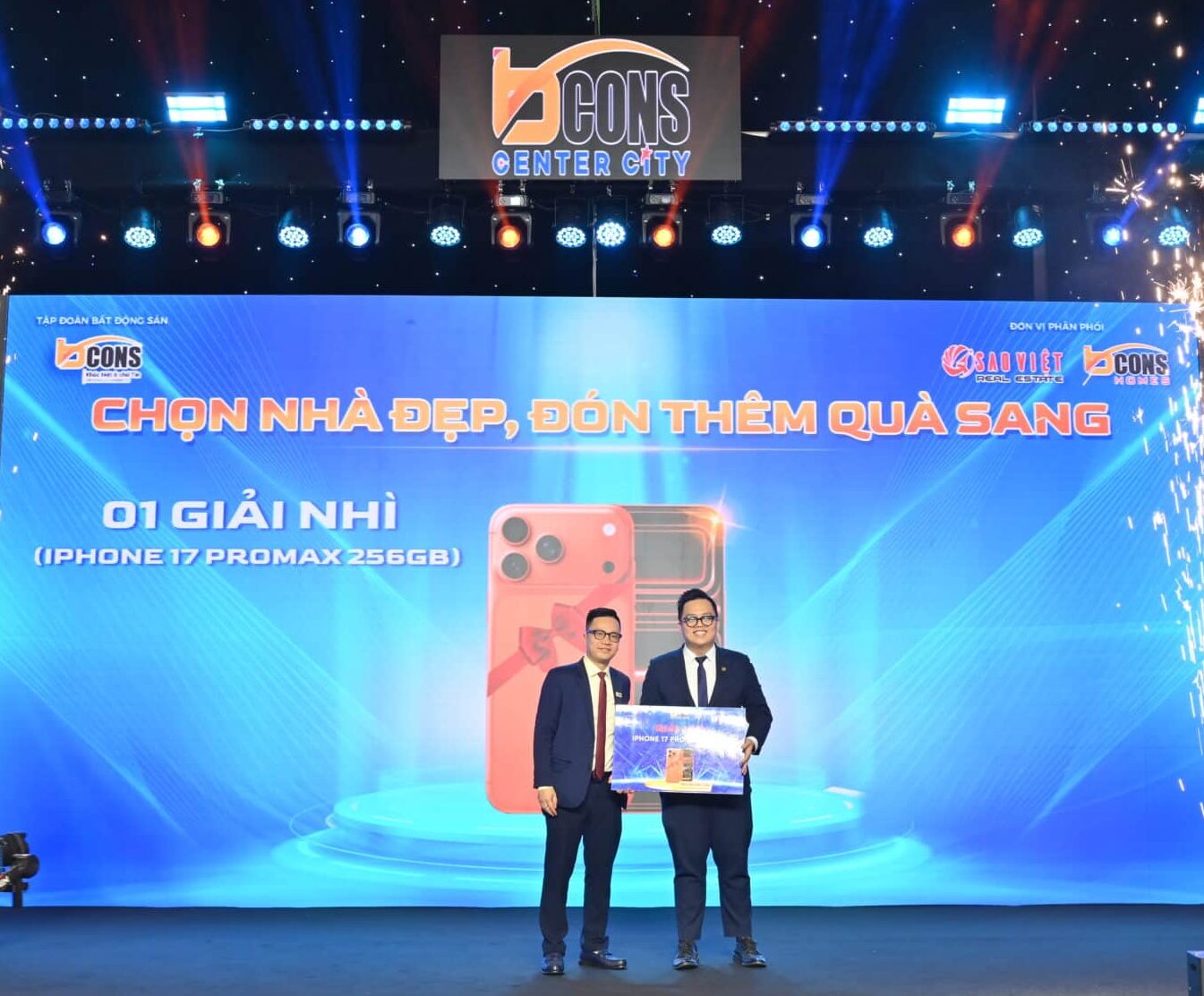 Ảnh: Khách hàng Sao Việt được tặng Iphone 17 khi tham gia giao dịch ngay tại Lễ giới thiệu.