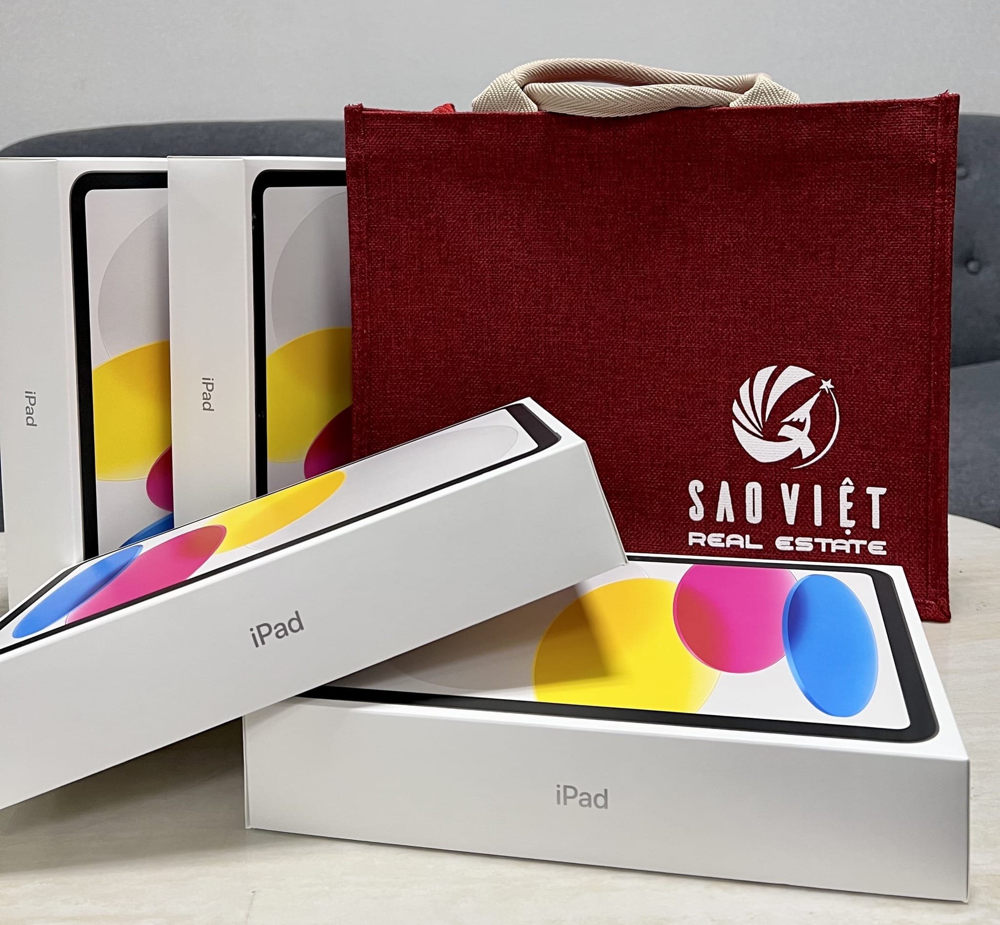 Ảnh: BĐS Sao Việt chuẩn bị quà tặng iPad cho khách hàng Bcons City - Green Diamond. 