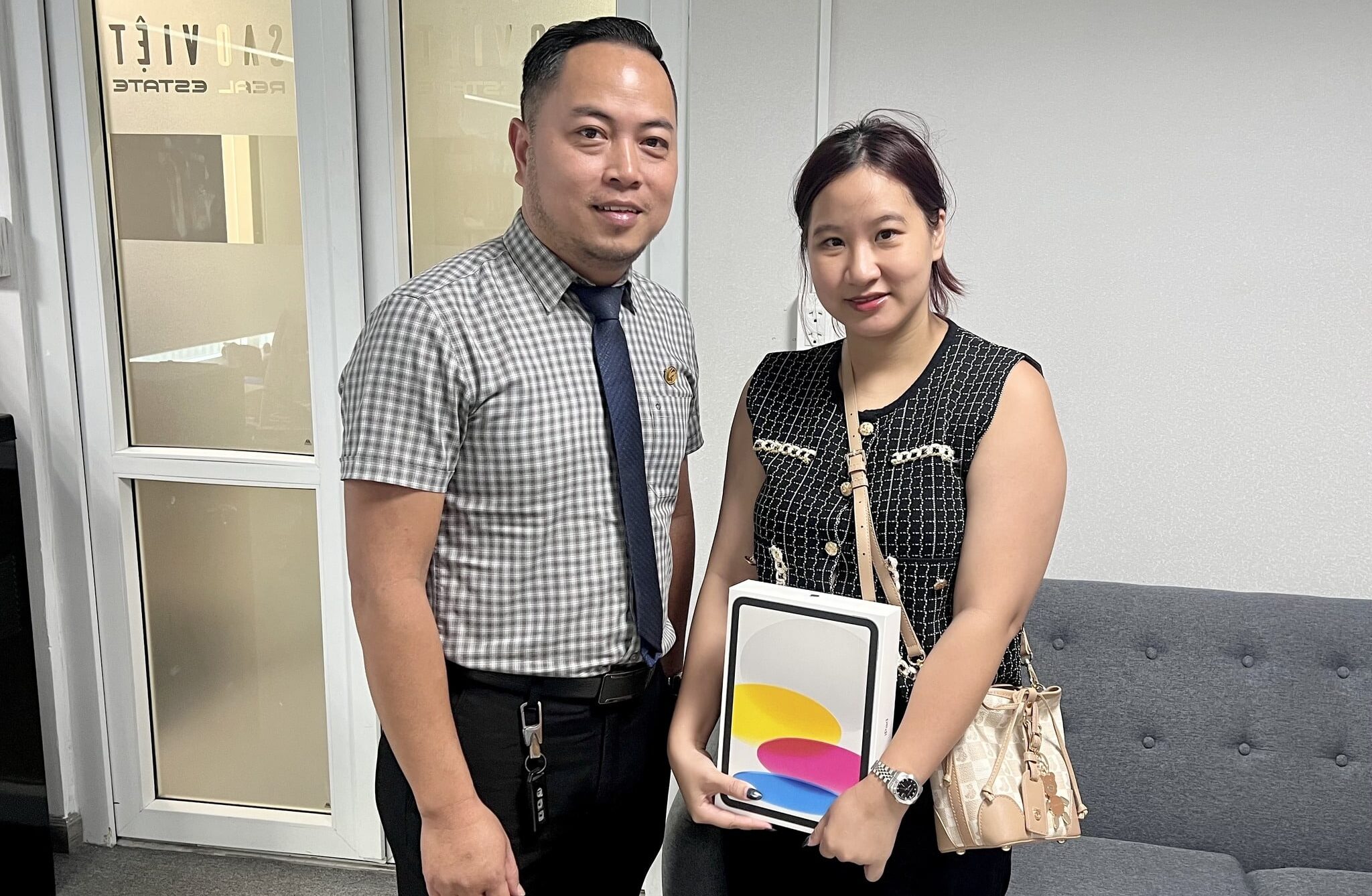 Ảnh: Khách hàng nhận iPad từ BĐS Sao Việt dự án Bcons City - Green Diamond.